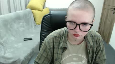 nikkysnow online show from September 13, 2025, 8:03 am