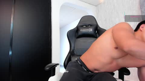 niklause_froid online show from February 2, 2025, 9:34 pm