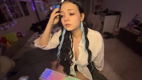 nikoli_naw online show from October 28, 2025, 6:21 pm