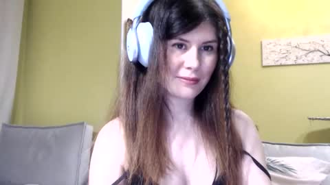 Nikol online show from December 3, 2025, 8:40 pm