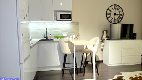 Bella online show from January 7, 2025, 10:41 pm