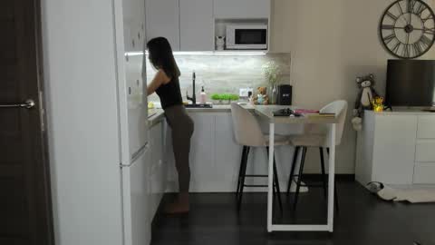 Bella online show from November 15, 2025, 9:06 am