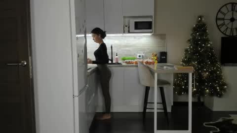 Bella online show from December 13, 2025, 9:20 pm