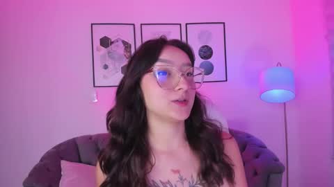 nina_collinns online show from September 18, 2025, 11:56 am