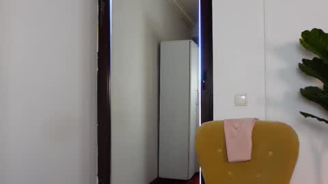 NinaCrystal online show from December 19, 2025, 8:43 am