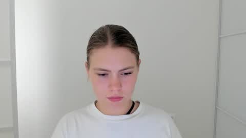 ninarihh online show from September 13, 2025, 11:43 am