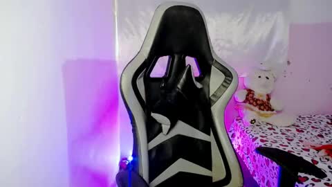 ninatinydoll1 online show from February 22, 2025, 2:19 pm