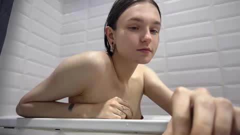 Tears Lora online show from October 6, 2025, 3:09 pm