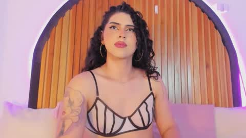 Snapshot of noah_monroe_11_ chatting on December 16, 2024, 1:21 am Mrs. Monroe online show from December 16, 2024, 1:21 am