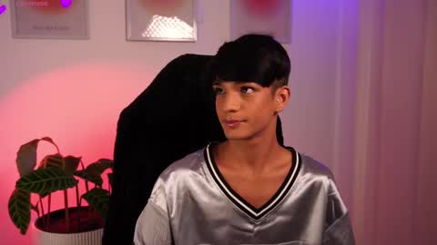 Snapshot of noahh_th03 chatting on February 19, 2025, 1:06 pm Noah online show from February 19, 2025, 1:06 pm