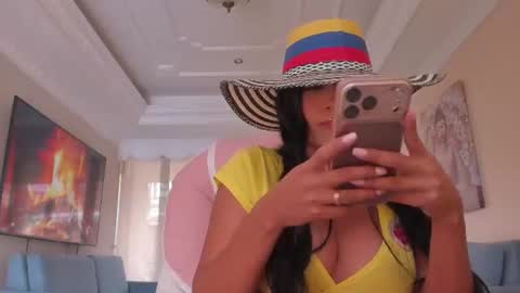  In instagram dayhannanoemi online show from June 17, 2026, 3:35 pm