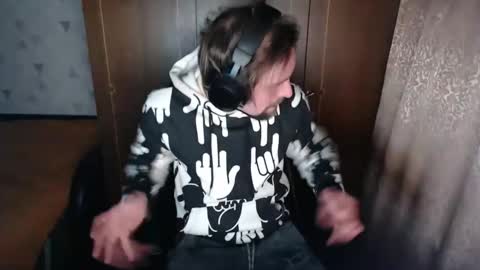 Snapshot of noise_zero chatting on November 14, 2025, 11:02 pm Noise Zero online show from November 14, 2025, 11:02 pm