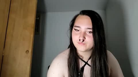 Snapshot of nonbinarybeauty20 chatting on October 4, 2025, 5:33 pm nonbinarybeauty20 online show from October 4, 2025, 5:33 pm