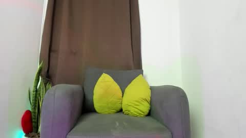 Nia online show from December 14, 2025, 4:29 am