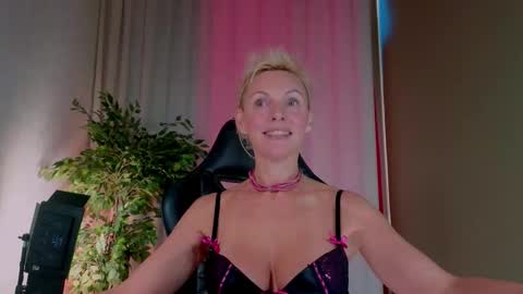 nymphvariety online show from September 30, 2025, 5:23 am