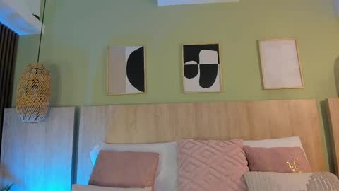 Holly online show from April 10, 2026, 11:15 am