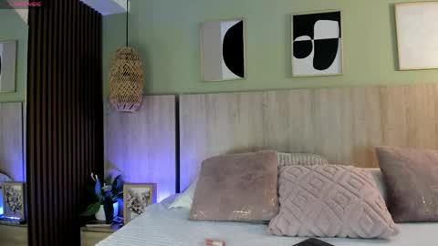 Holly online show from April 15, 2026, 11:17 am