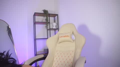 Julia online show from January 8, 2025, 6:09 pm