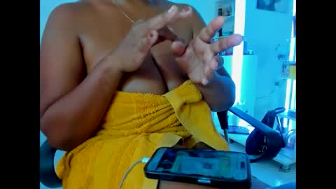 olivahot30 online show from February 5, 2025, 8:14 pm