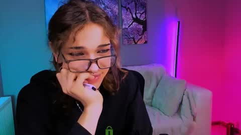 Oli online show from September 19, 2025, 7:36 pm