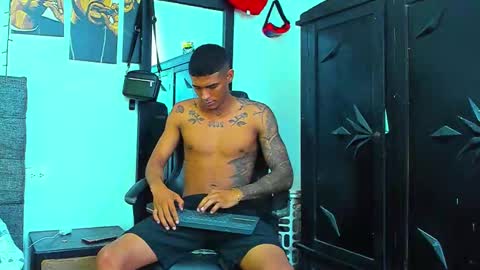 oliver_smith_2 online show from November 25, 2025, 7:58 pm