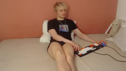 Snapshot of oliver_sweet_ chatting on April 25, 2026, 1:19 am Oliver online show from April 25, 2026, 1:19 am