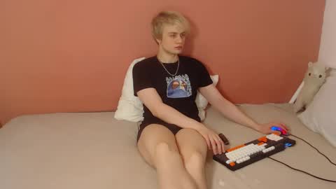 Snapshot of oliver_sweet_ chatting on May 4, 2026, 1:23 am Oliver online show from May 4, 2026, 1:23 am