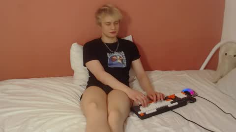 Snapshot of oliver_sweet_ chatting on May 5, 2026, 1:35 am Oliver online show from May 5, 2026, 1:35 am