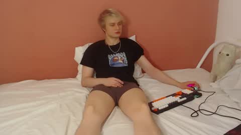 Snapshot of oliver_sweet_ chatting on May 29, 2026, 1:25 am Oliver online show from May 29, 2026, 1:25 am