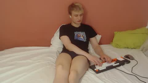 Snapshot of oliver_sweet_ chatting on June 12, 2026, 1:26 am Oliver online show from June 12, 2026, 1:26 am