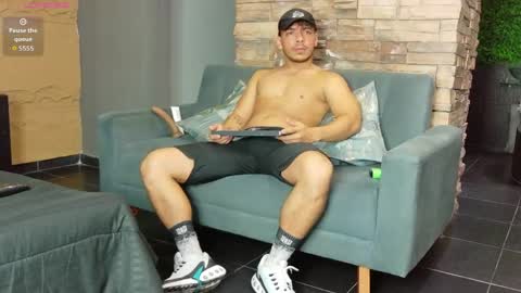 Snapshot of oliverwyse chatting on May 25, 2026, 12:44 pm Oliver online show from May 25, 2026, 12:44 pm