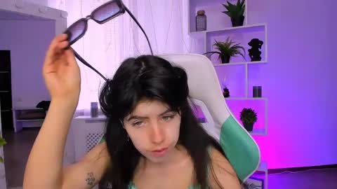 olivia__low online show from May 5, 2026, 5:37 am
