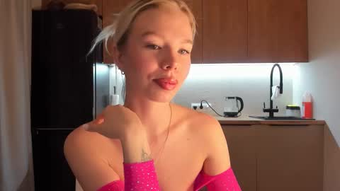 Snapshot of olivia_bells chatting on January 12, 2025, 9:19 pm Olivia 3 online show from January 12, 2025, 9:19 pm