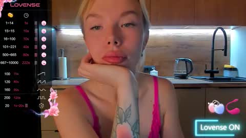 Snapshot of olivia_bells chatting on October 23, 2025, 9:35 pm Olivia 3 online show from October 23, 2025, 9:35 pm