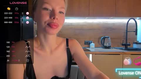 Olivia 3 online show from November 23, 2025, 9:25 pm