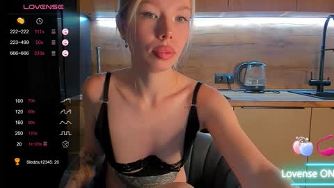 Olivia 3 online show from November 26, 2025, 10:00 pm