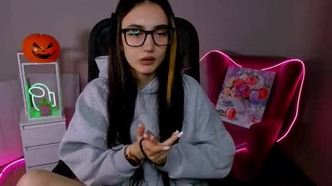 olivia_norton_ online show from October 28, 2025, 1:58 pm