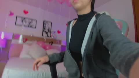 olivia_pretty_ online show from February 20, 2025, 12:04 pm