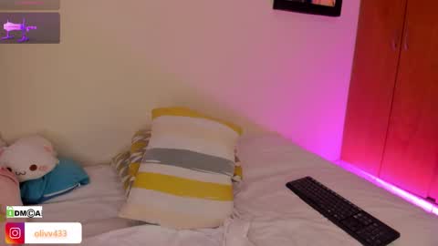 olivia_s19 online show from October 19, 2025, 3:40 am