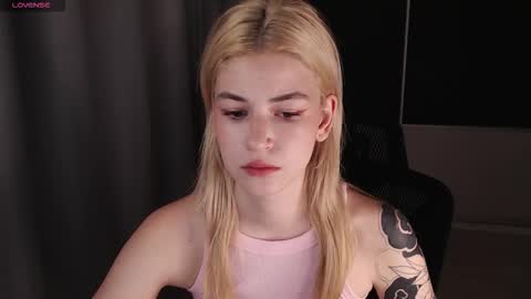 Snapshot of oliviademur chatting on October 22, 2025, 1:06 am Olivia and Niko online show from October 22, 2025, 1:06 am