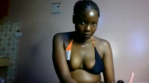 oliviah_1 online show from October 17, 2025, 8:06 am