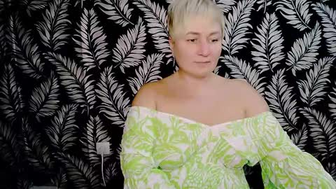 Snapshot of oliviaoskar_ chatting on December 16, 2024, 3:43 pm Kelly online show from December 16, 2024, 3:43 pm