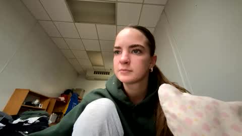 Snapshot of oliviaraeee chatting on February 3, 2026, 10:15 pm Olivia Rae online show from February 3, 2026, 10:15 pm