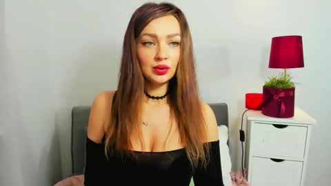 OliviaWomen online show from December 4, 2024, 4:05 pm