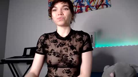 Snapshot of olivka_flower chatting on December 7, 2024, 9:22 pm Angelina Lina online show from December 7, 2024, 9:22 pm