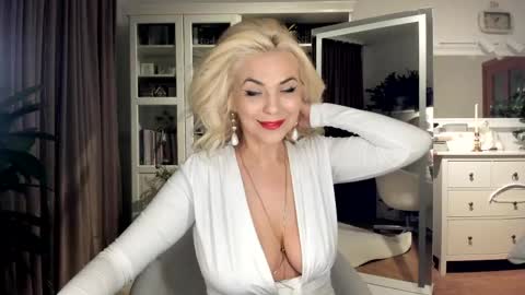 ollalla7 online show from April 18, 2026, 7:07 pm