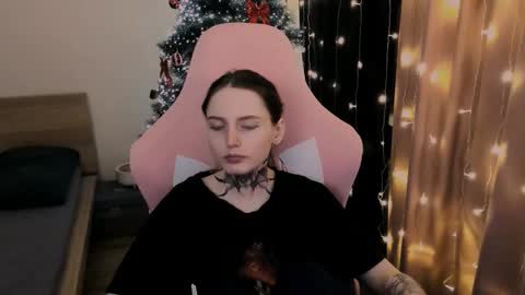 on_yxxx online show from December 3, 2025, 8:07 pm