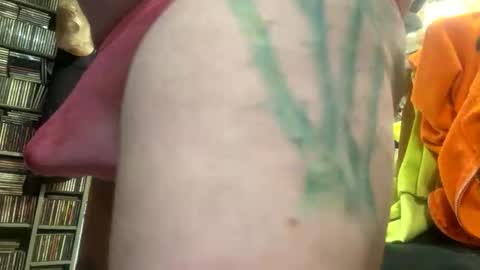 Snapshot of onesmallweenie chatting on April 8, 2026, 4:45 am onesmallweenie online show from April 8, 2026, 4:45 am