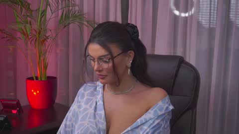 Nicolle online show from January 19, 2025, 3:32 pm