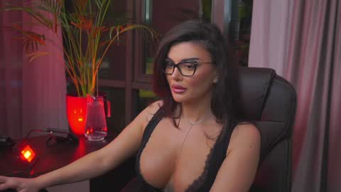 Nicolle online show from January 30, 2025, 10:30 pm